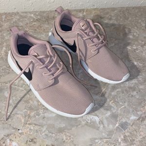 Women’s Nike Roshe size 7.5